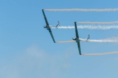 Torre Del Mar, İspanya - 29 Temmuz 2018 uçakları uçan plaj bir sahil kasabasında, Andalusia içinde airshow akrobasi üzerinden
