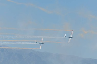Torre Del Mar, İspanya - 29 Temmuz 2018 uçakları uçan plaj bir sahil kasabasında, Andalusia içinde airshow akrobasi üzerinden