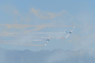 Torre Del Mar, İspanya - 29 Temmuz 2018 uçakları uçan plaj bir sahil kasabasında, Andalusia içinde airshow akrobasi üzerinden