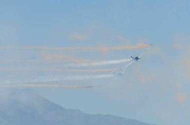 Torre Del Mar, İspanya - 29 Temmuz 2018 uçakları uçan plaj bir sahil kasabasında, Andalusia içinde airshow akrobasi üzerinden