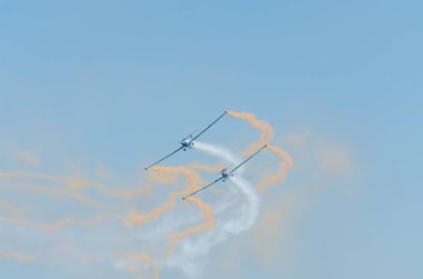 Torre Del Mar, İspanya - 29 Temmuz 2018 uçakları uçan plaj bir sahil kasabasında, Andalusia içinde airshow akrobasi üzerinden