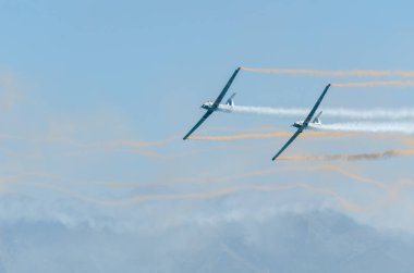 Torre Del Mar, İspanya - 29 Temmuz 2018 uçakları uçan plaj bir sahil kasabasında, Andalusia içinde airshow akrobasi üzerinden