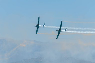 Torre Del Mar, İspanya - 29 Temmuz 2018 uçakları uçan plaj bir sahil kasabasında, Andalusia içinde airshow akrobasi üzerinden