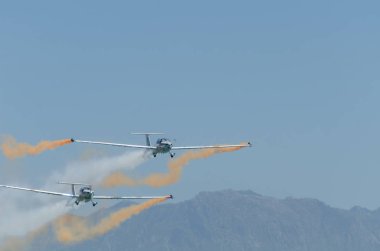 Torre Del Mar, İspanya - 29 Temmuz 2018 uçakları uçan plaj bir sahil kasabasında, Andalusia içinde airshow akrobasi üzerinden