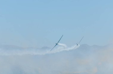 Torre Del Mar, İspanya - 29 Temmuz 2018 uçakları uçan plaj bir sahil kasabasında, Andalusia içinde airshow akrobasi üzerinden