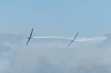 Torre Del Mar, İspanya - 29 Temmuz 2018 uçakları uçan plaj bir sahil kasabasında, Andalusia içinde airshow akrobasi üzerinden