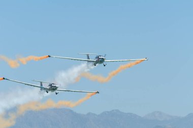Torre Del Mar, İspanya - 29 Temmuz 2018 uçakları uçan plaj bir sahil kasabasında, Andalusia içinde airshow akrobasi üzerinden