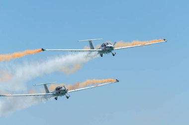 Torre Del Mar, İspanya - 29 Temmuz 2018 uçakları uçan plaj bir sahil kasabasında, Andalusia içinde airshow akrobasi üzerinden
