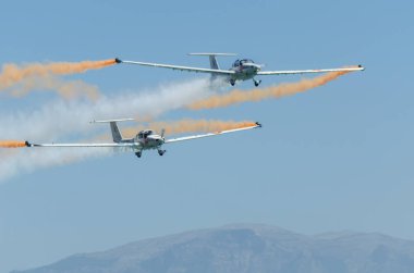Torre Del Mar, İspanya - 29 Temmuz 2018 uçakları uçan plaj bir sahil kasabasında, Andalusia içinde airshow akrobasi üzerinden