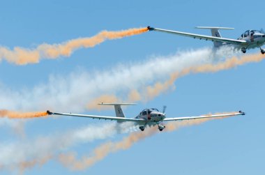 Torre Del Mar, İspanya - 29 Temmuz 2018 uçakları uçan plaj bir sahil kasabasında, Andalusia içinde airshow akrobasi üzerinden