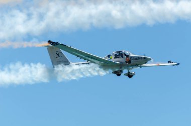 Torre Del Mar, İspanya - 29 Temmuz 2018 uçakları uçan plaj bir sahil kasabasında, Andalusia içinde airshow akrobasi üzerinden