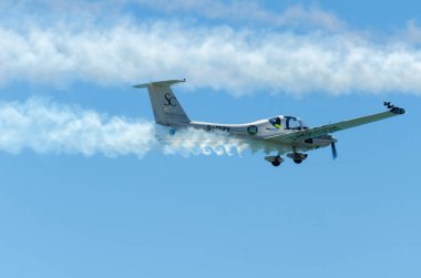 Torre Del Mar, İspanya - 29 Temmuz 2018 uçakları uçan plaj bir sahil kasabasında, Andalusia içinde airshow akrobasi üzerinden