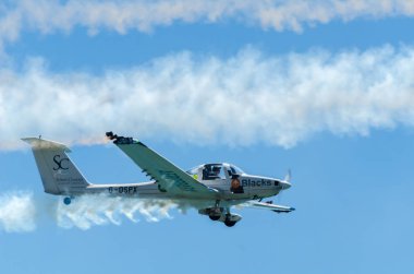 Torre Del Mar, İspanya - 29 Temmuz 2018 uçakları uçan plaj bir sahil kasabasında, Andalusia içinde airshow akrobasi üzerinden