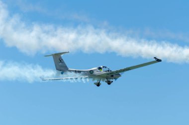 Torre Del Mar, İspanya - 29 Temmuz 2018 uçakları uçan plaj bir sahil kasabasında, Andalusia içinde airshow akrobasi üzerinden