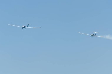 Torre Del Mar, İspanya - 29 Temmuz 2018 uçakları uçan plaj bir sahil kasabasında, Andalusia içinde airshow akrobasi üzerinden