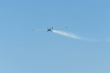 Torre Del Mar, İspanya - 29 Temmuz 2018 uçakları uçan plaj bir sahil kasabasında, Andalusia içinde airshow akrobasi üzerinden