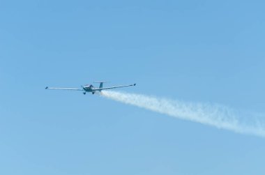 Torre Del Mar, İspanya - 29 Temmuz 2018 uçakları uçan plaj bir sahil kasabasında, Andalusia içinde airshow akrobasi üzerinden