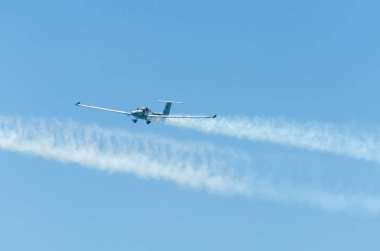 Torre Del Mar, İspanya - 29 Temmuz 2018 uçakları uçan plaj bir sahil kasabasında, Andalusia içinde airshow akrobasi üzerinden