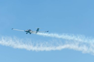 Torre Del Mar, İspanya - 29 Temmuz 2018 uçakları uçan plaj bir sahil kasabasında, Andalusia içinde airshow akrobasi üzerinden