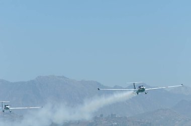 Torre Del Mar, İspanya - 29 Temmuz 2018 uçakları uçan plaj bir sahil kasabasında, Andalusia içinde airshow akrobasi üzerinden