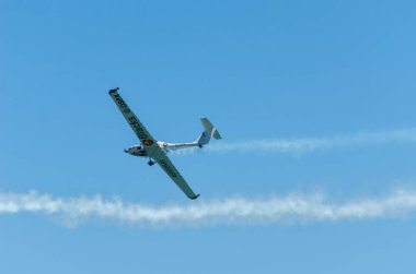 Torre Del Mar, İspanya - 29 Temmuz 2018 uçakları uçan plaj bir sahil kasabasında, Andalusia içinde airshow akrobasi üzerinden