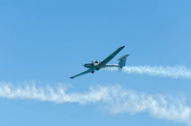 Torre Del Mar, İspanya - 29 Temmuz 2018 uçakları uçan plaj bir sahil kasabasında, Andalusia içinde airshow akrobasi üzerinden