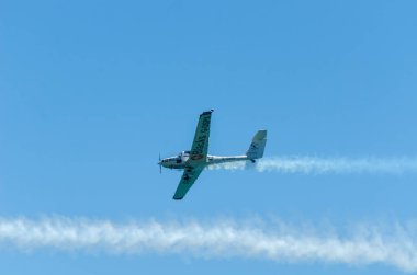 Torre Del Mar, İspanya - 29 Temmuz 2018 uçakları uçan plaj bir sahil kasabasında, Andalusia içinde airshow akrobasi üzerinden