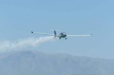Torre Del Mar, İspanya - 29 Temmuz 2018 uçakları uçan plaj bir sahil kasabasında, Andalusia içinde airshow akrobasi üzerinden