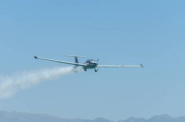 Torre Del Mar, İspanya - 29 Temmuz 2018 uçakları uçan plaj bir sahil kasabasında, Andalusia içinde airshow akrobasi üzerinden
