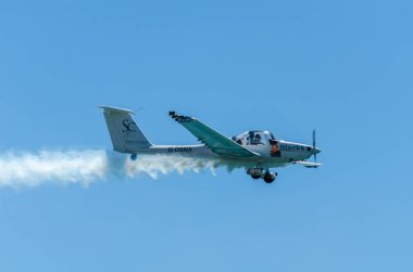 Torre Del Mar, İspanya - 29 Temmuz 2018 uçakları uçan plaj bir sahil kasabasında, Andalusia içinde airshow akrobasi üzerinden