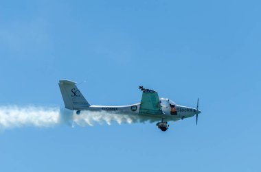 Torre Del Mar, İspanya - 29 Temmuz 2018 uçakları uçan plaj bir sahil kasabasında, Andalusia içinde airshow akrobasi üzerinden