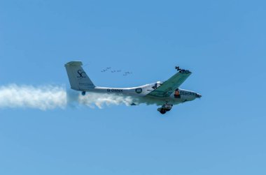 Torre Del Mar, İspanya - 29 Temmuz 2018 uçakları uçan plaj bir sahil kasabasında, Andalusia içinde airshow akrobasi üzerinden