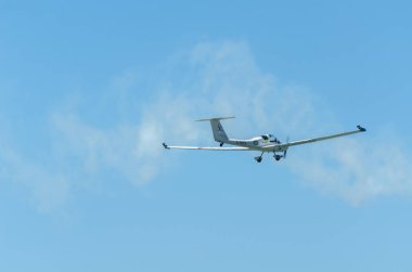 Torre Del Mar, İspanya - 29 Temmuz 2018 uçakları uçan plaj bir sahil kasabasında, Andalusia içinde airshow akrobasi üzerinden