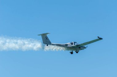 Torre Del Mar, İspanya - 29 Temmuz 2018 uçakları uçan plaj bir sahil kasabasında, Andalusia içinde airshow akrobasi üzerinden