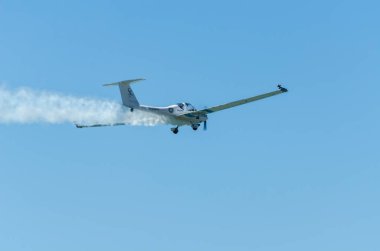 Torre Del Mar, İspanya - 29 Temmuz 2018 uçakları uçan plaj bir sahil kasabasında, Andalusia içinde airshow akrobasi üzerinden