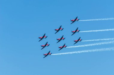 Torre Del Mar, İspanya - 29 Temmuz 2018 uçakları uçan plaj bir sahil kasabasında, Andalusia içinde airshow akrobasi üzerinden