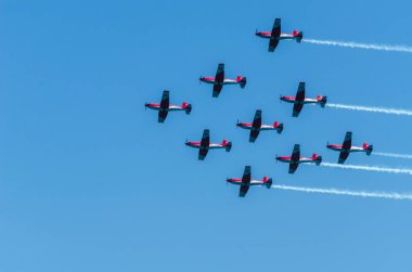 Torre Del Mar, İspanya - 29 Temmuz 2018 uçakları uçan plaj bir sahil kasabasında, Andalusia içinde airshow akrobasi üzerinden