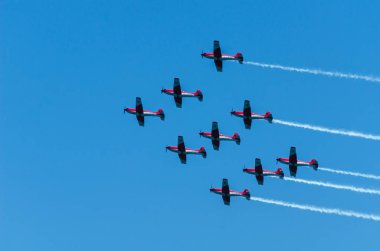 Torre Del Mar, İspanya - 29 Temmuz 2018 uçakları uçan plaj bir sahil kasabasında, Andalusia içinde airshow akrobasi üzerinden