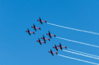Torre Del Mar, İspanya - 29 Temmuz 2018 uçakları uçan plaj bir sahil kasabasında, Andalusia içinde airshow akrobasi üzerinden
