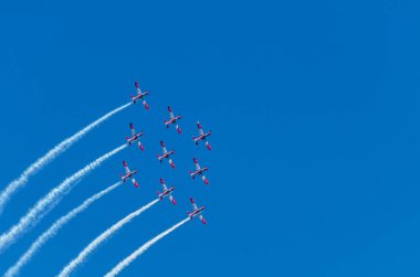 Torre Del Mar, İspanya - 29 Temmuz 2018 uçakları uçan plaj bir sahil kasabasında, Andalusia içinde airshow akrobasi üzerinden