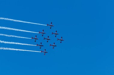 Torre Del Mar, İspanya - 29 Temmuz 2018 uçakları uçan plaj bir sahil kasabasında, Andalusia içinde airshow akrobasi üzerinden