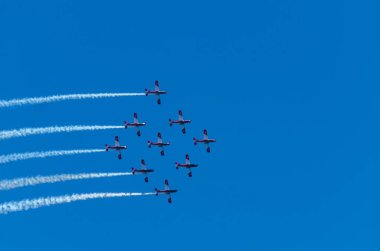Torre Del Mar, İspanya - 29 Temmuz 2018 uçakları uçan plaj bir sahil kasabasında, Andalusia içinde airshow akrobasi üzerinden