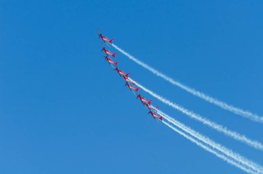 Torre Del Mar, İspanya - 29 Temmuz 2018 uçakları uçan plaj bir sahil kasabasında, Andalusia içinde airshow akrobasi üzerinden