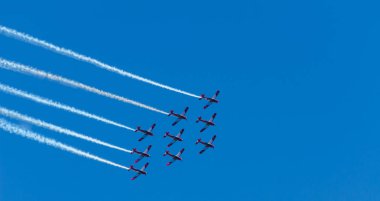 Torre Del Mar, İspanya - 29 Temmuz 2018 uçakları uçan plaj bir sahil kasabasında, Andalusia içinde airshow akrobasi üzerinden