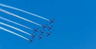 Torre Del Mar, İspanya - 29 Temmuz 2018 uçakları uçan plaj bir sahil kasabasında, Andalusia içinde airshow akrobasi üzerinden
