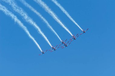 Torre Del Mar, İspanya - 29 Temmuz 2018 uçakları uçan plaj bir sahil kasabasında, Andalusia içinde airshow akrobasi üzerinden