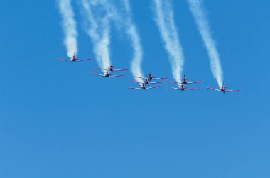 Torre Del Mar, İspanya - 29 Temmuz 2018 uçakları uçan plaj bir sahil kasabasında, Andalusia içinde airshow akrobasi üzerinden