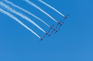 Torre Del Mar, İspanya - 29 Temmuz 2018 uçakları uçan plaj bir sahil kasabasında, Andalusia içinde airshow akrobasi üzerinden