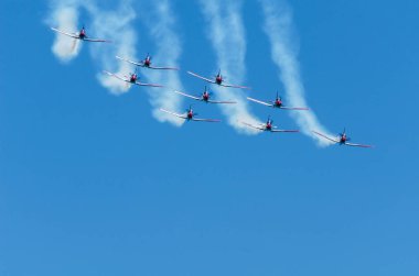 Torre Del Mar, İspanya - 29 Temmuz 2018 uçakları uçan plaj bir sahil kasabasında, Andalusia içinde airshow akrobasi üzerinden
