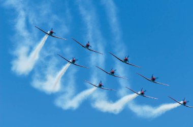 Torre Del Mar, İspanya - 29 Temmuz 2018 uçakları uçan plaj bir sahil kasabasında, Andalusia içinde airshow akrobasi üzerinden